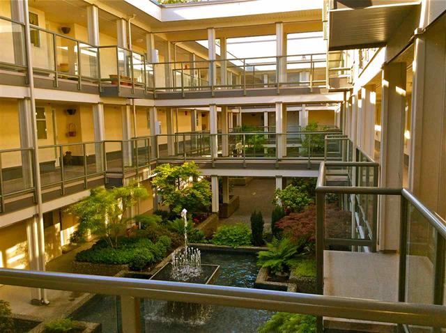 Courtyard - photo 2 of 5