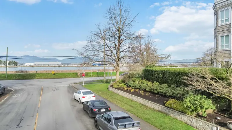 109 5500 LYNAS LANE - photo 2 of 25