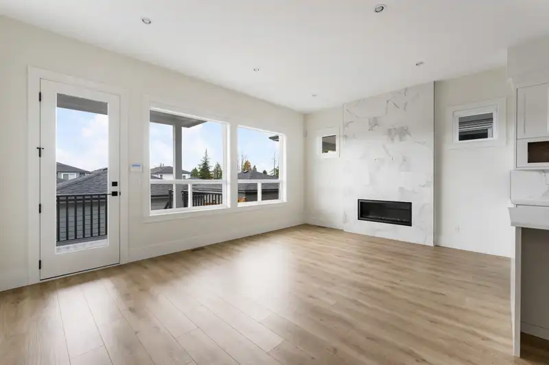 16732 20A AVENUE - photo 4 of 39