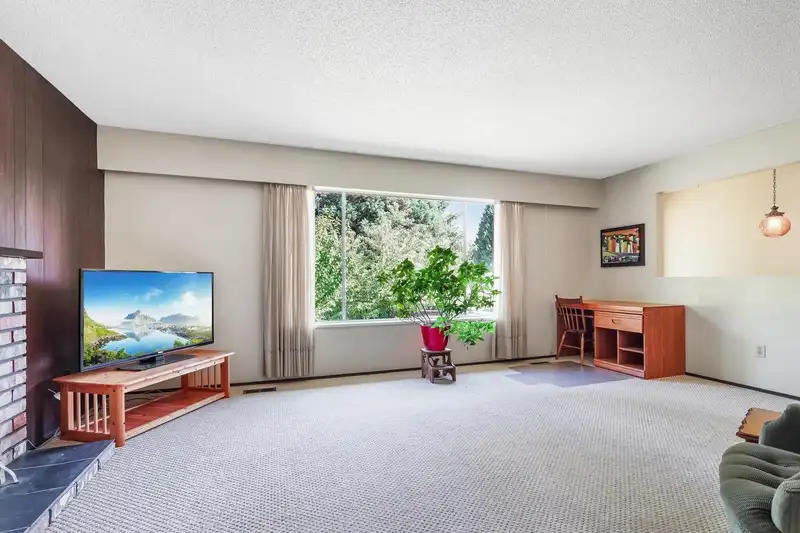 1955 LILAC DRIVE - photo 4 of 34