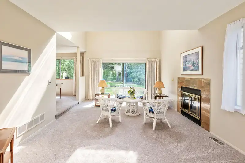 14261 18 AVENUE - photo 3 of 39