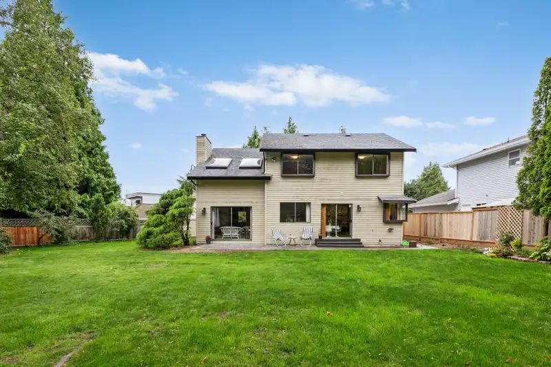 14261 18 AVENUE - photo 4 of 39