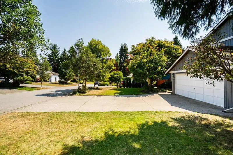 16126 12A AVENUE - photo 3 of 39