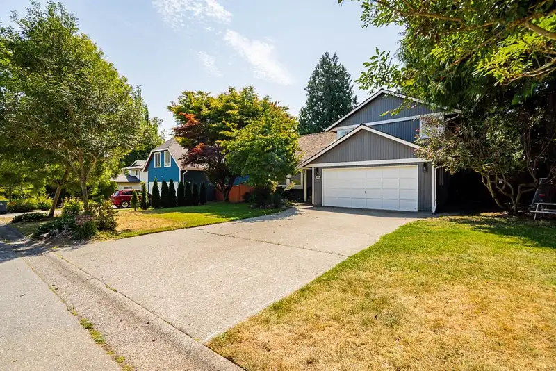 16126 12A AVENUE - photo 4 of 39