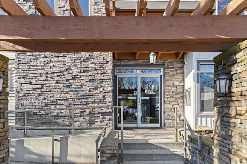 301 11887 BURNETT STREET - photo 2 of 25