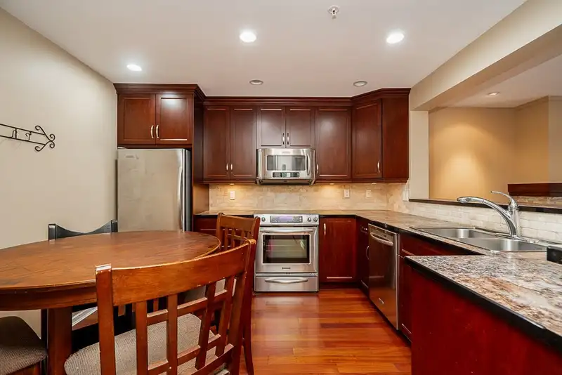 210 15155 22 AVENUE - photo 4 of 39