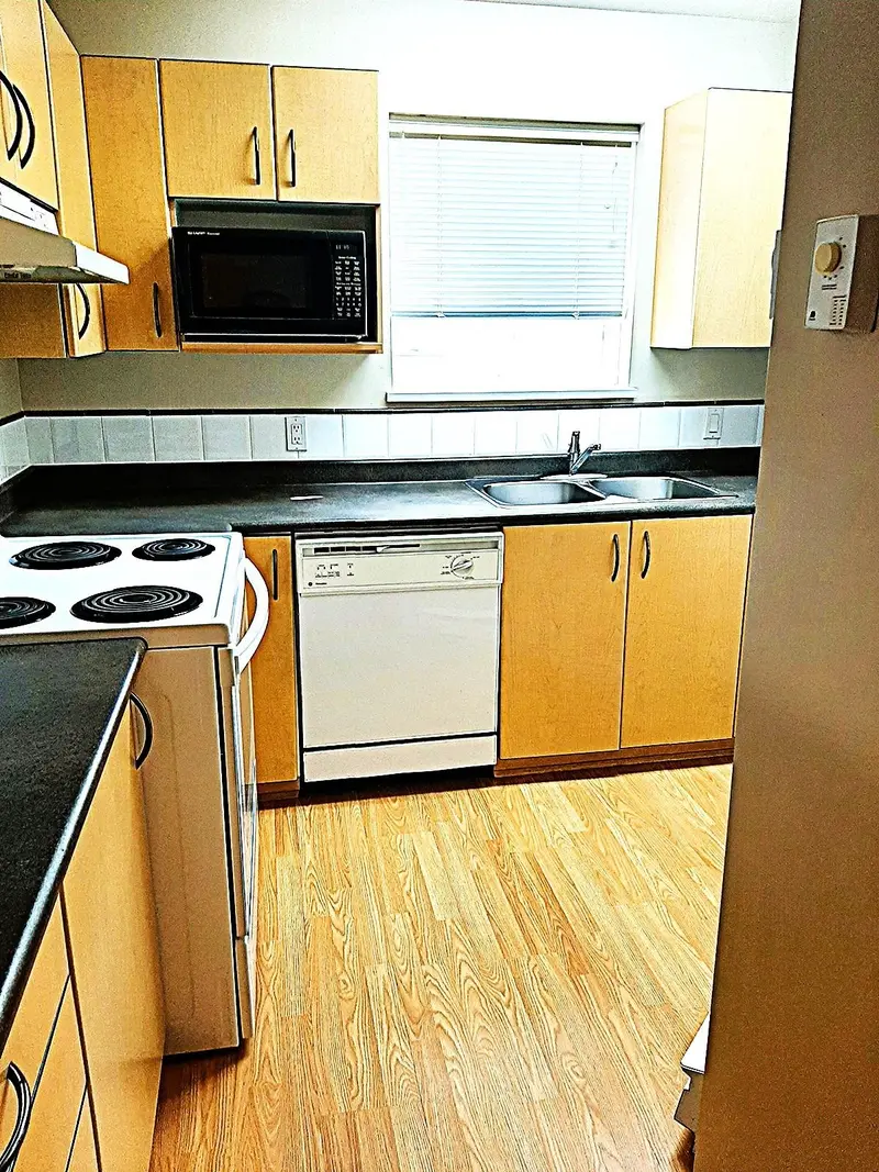 301 20200 56 AVENUE - photo 4 of 16