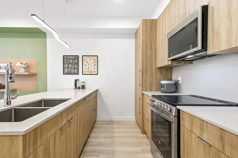 303 11913 BURNETT STREET - photo 3 of 19