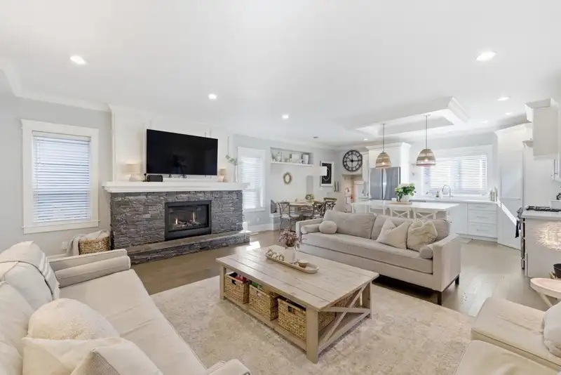 17330 2ND AVENUE - photo 4 of 25