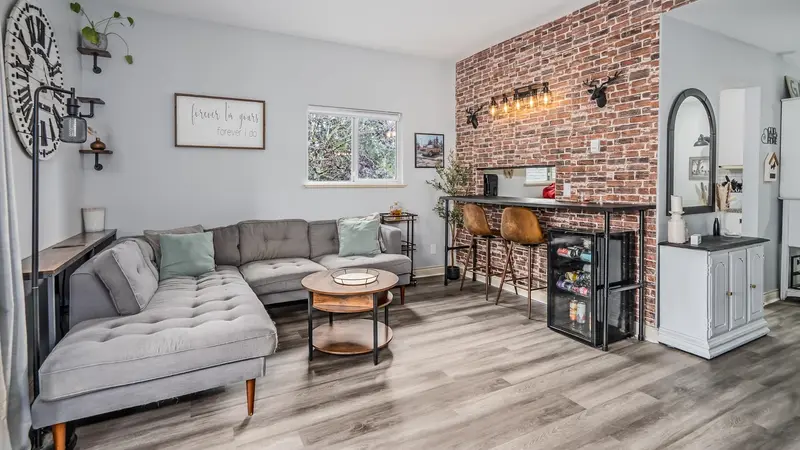 403 20556 113 AVENUE - photo 1 of 25