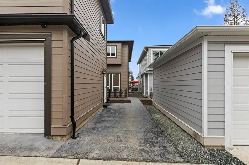 20540 76 AVENUE - photo 4 of 25