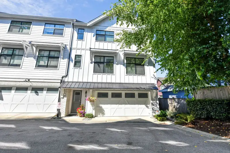 8 3339 148 STREET - photo 2 of 23