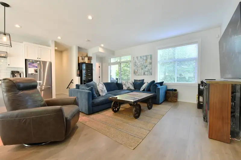 8 3339 148 STREET - photo 3 of 23