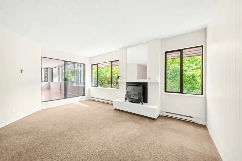 313 15313 19 AVENUE - photo 3 of 31