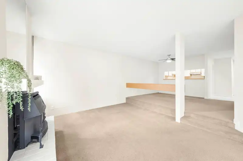 313 15313 19 AVENUE - photo 4 of 31