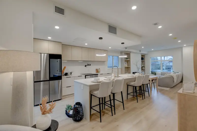 5 339 KEARY STREET - photo 1 of 25