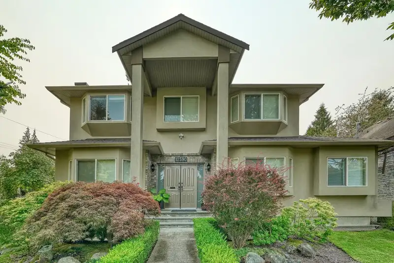 12590 27 AVENUE - photo 1 of 37