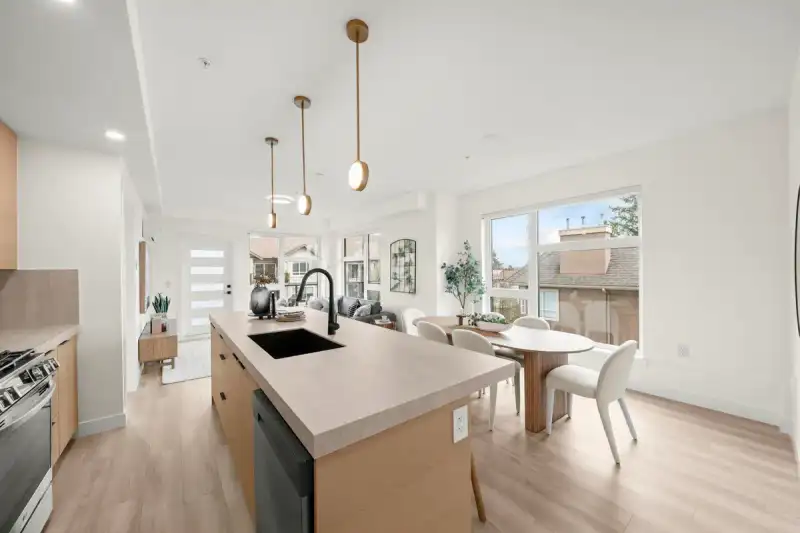304 15353 17 AVENUE - photo 1 of 25