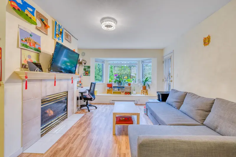 207 3738 NORFOLK STREET - photo 4 of 19