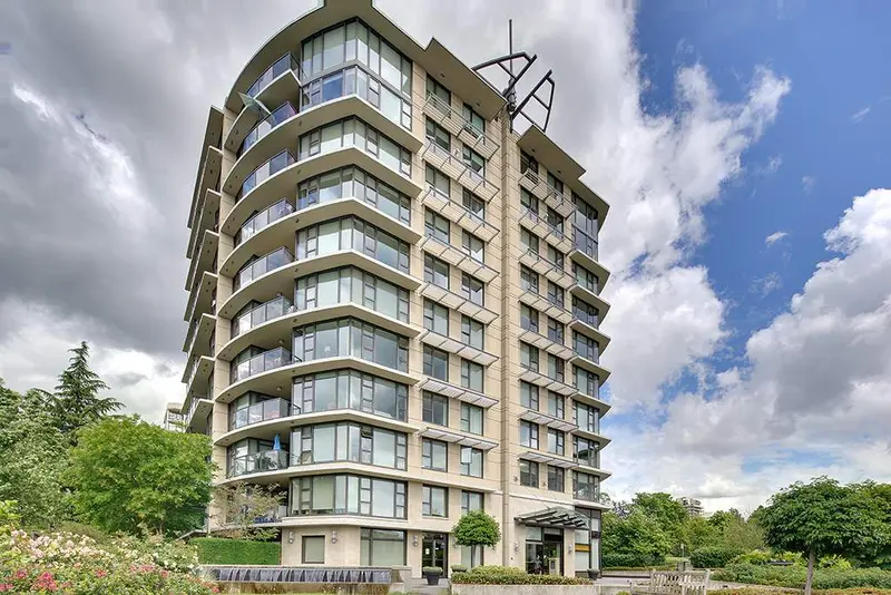 306 683 W VICTORIA PARK - photo 2 of 24