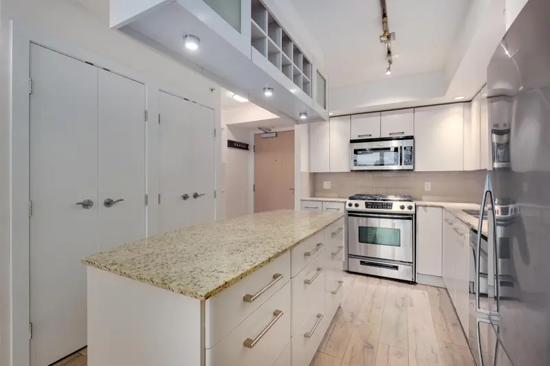 306 683 W VICTORIA PARK - photo 3 of 24