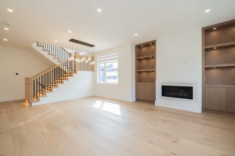 16586 22 AVENUE - photo 2 of 40