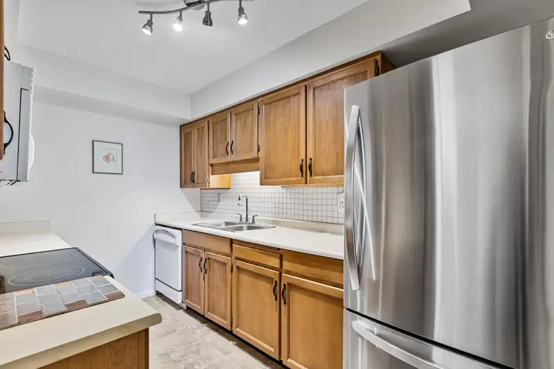 204 1458 BLACKWOOD STREET - photo 4 of 25