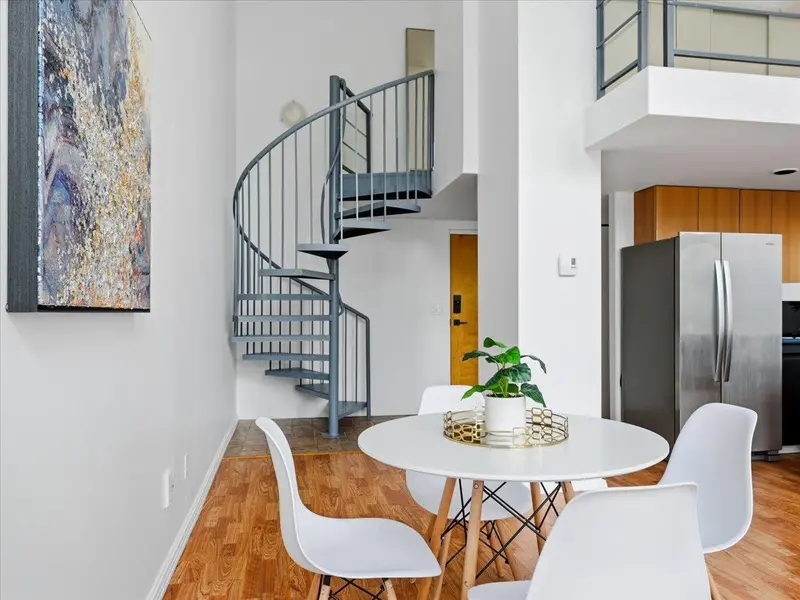 512 933 SEYMOUR STREET - photo 2 of 25