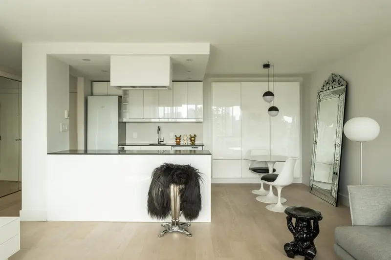 1806 1725 PENDRELL STREET - photo 3 of 11