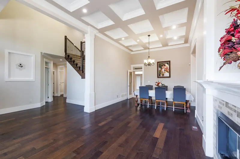 16067 14 AVENUE - photo 4 of 25