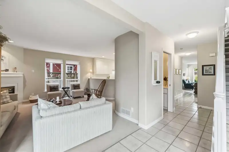 886 LEE STREET - photo 3 of 39