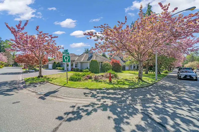 13658 19 AVENUE - photo 3 of 36