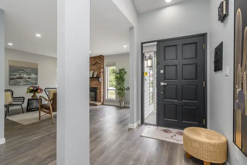 14956 20 AVENUE - photo 3 of 40