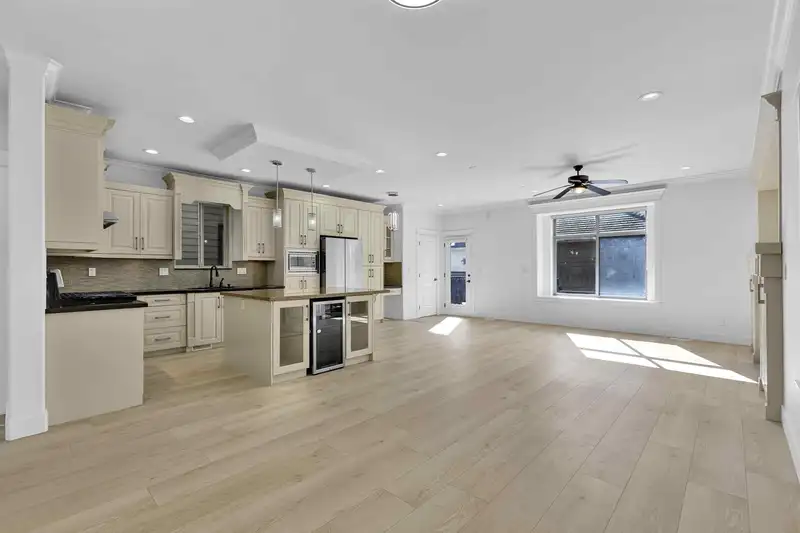 14636 36A AVENUE - photo 2 of 40