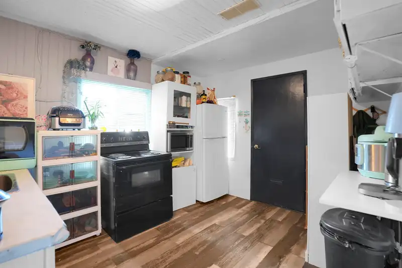 942 LEE STREET - photo 3 of 15