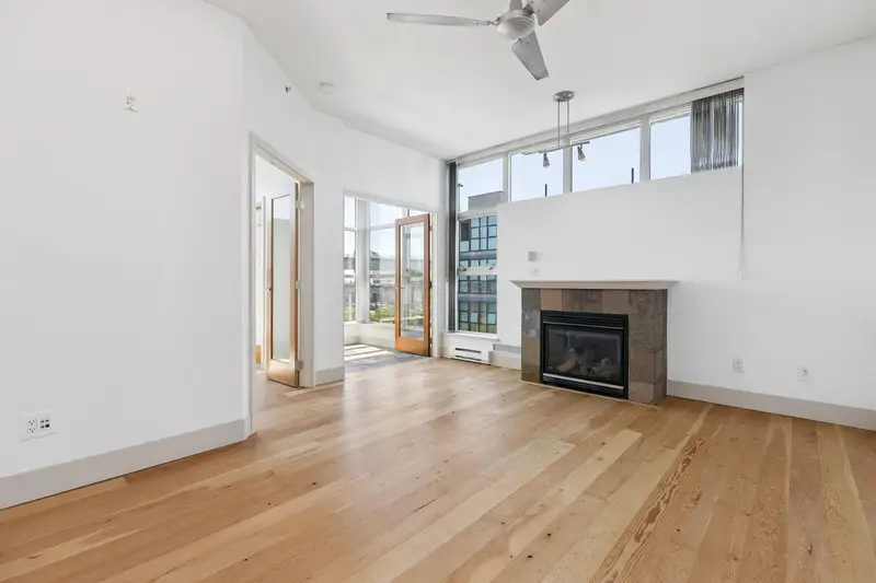 423 8988 HUDSON STREET - photo 2 of 25