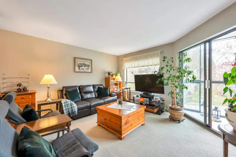 306 14950 THRIFT AVENUE - photo 4 of 30