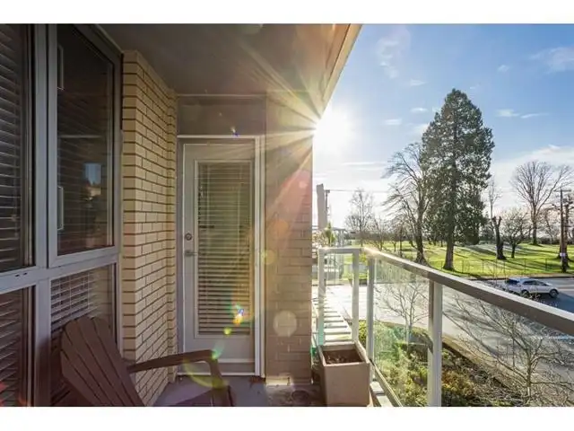 303 15777 MARINE DRIVE - photo 4 of 6