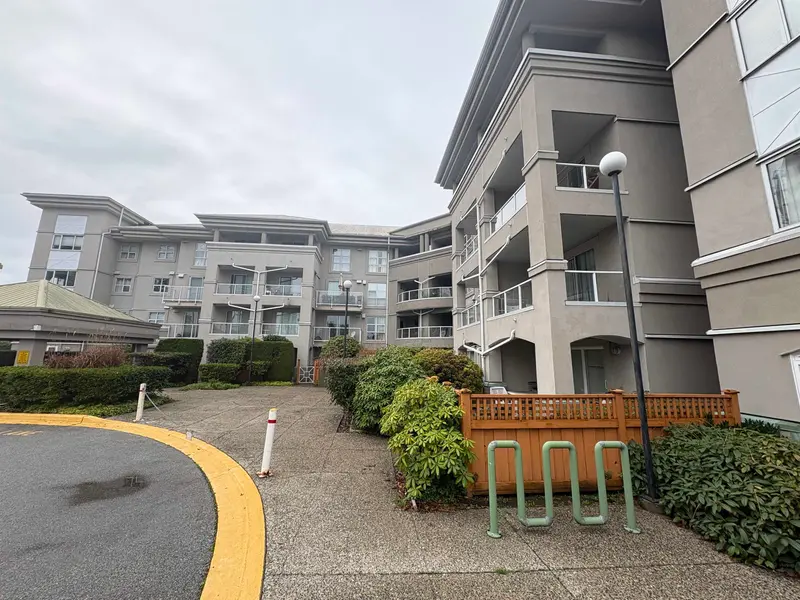 102 10533 UNIVERSITY DRIVE - photo 3 of 25