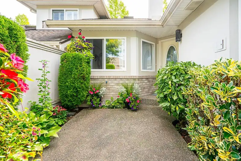 2 15099 28 AVENUE - photo 3 of 25
