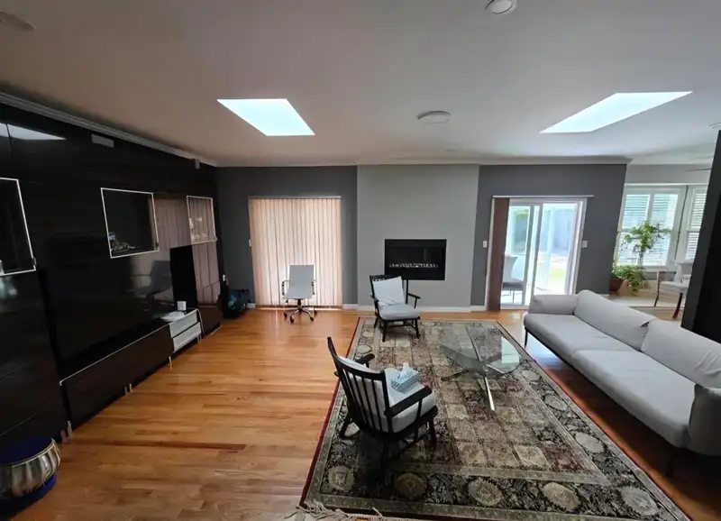 15580 20 AVENUE - photo 2 of 18