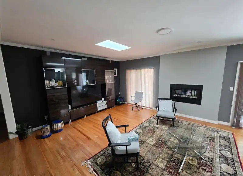 15580 20 AVENUE - photo 3 of 18