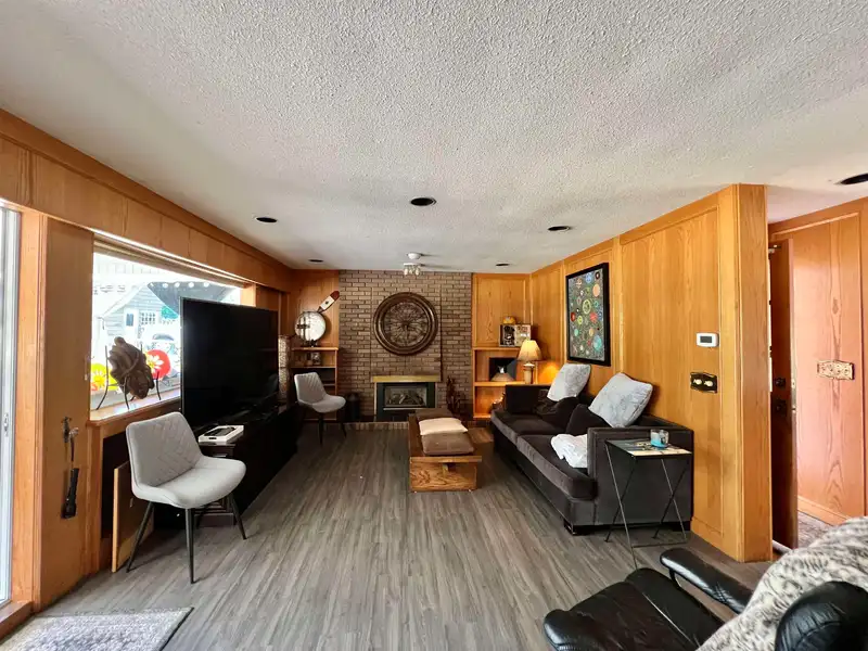 13524 28 AVENUE - photo 4 of 12