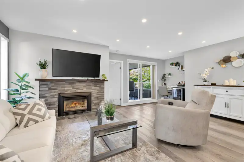 105 15717 MARINE DRIVE - photo 4 of 26