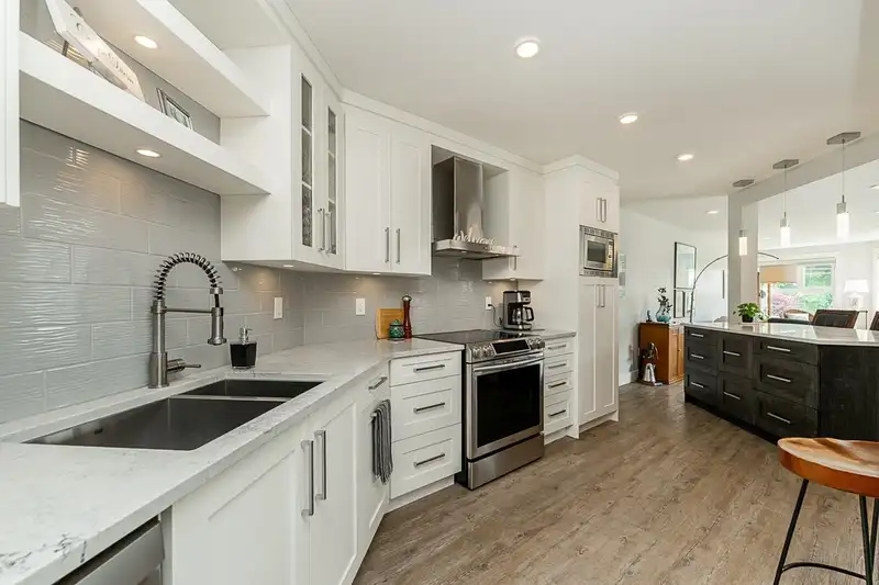 204 15367 BUENA VISTA AVENUE - photo 4 of 34