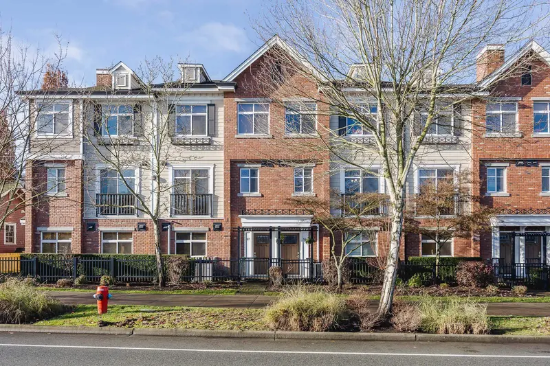 56 20738 84 AVENUE - photo 1 of 25