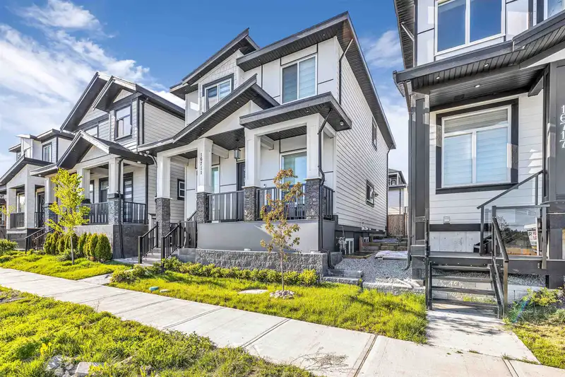 16711 15A AVENUE - photo 3 of 40