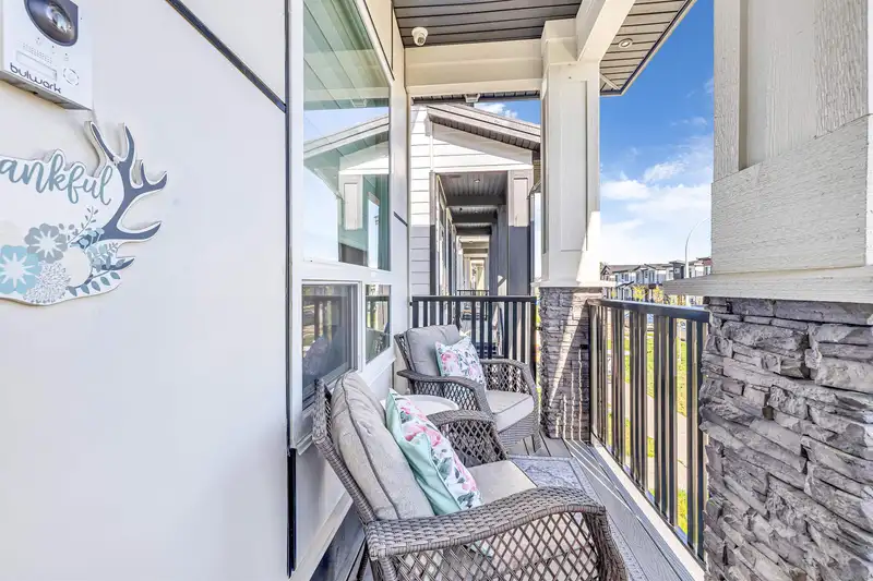 16711 15A AVENUE - photo 4 of 40