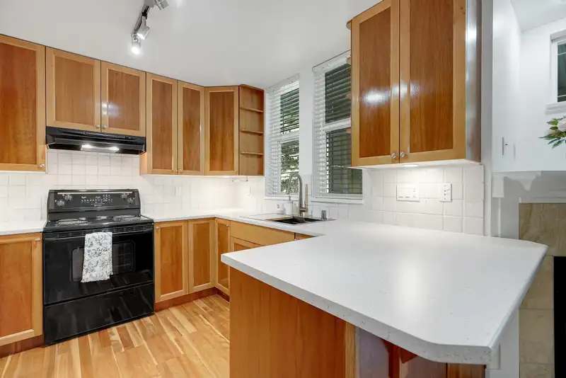 211 15350 16A AVENUE - photo 3 of 40