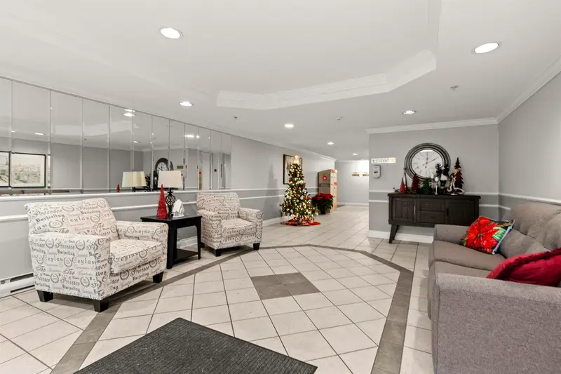 246 2451 GLADWIN ROAD - photo 4 of 25